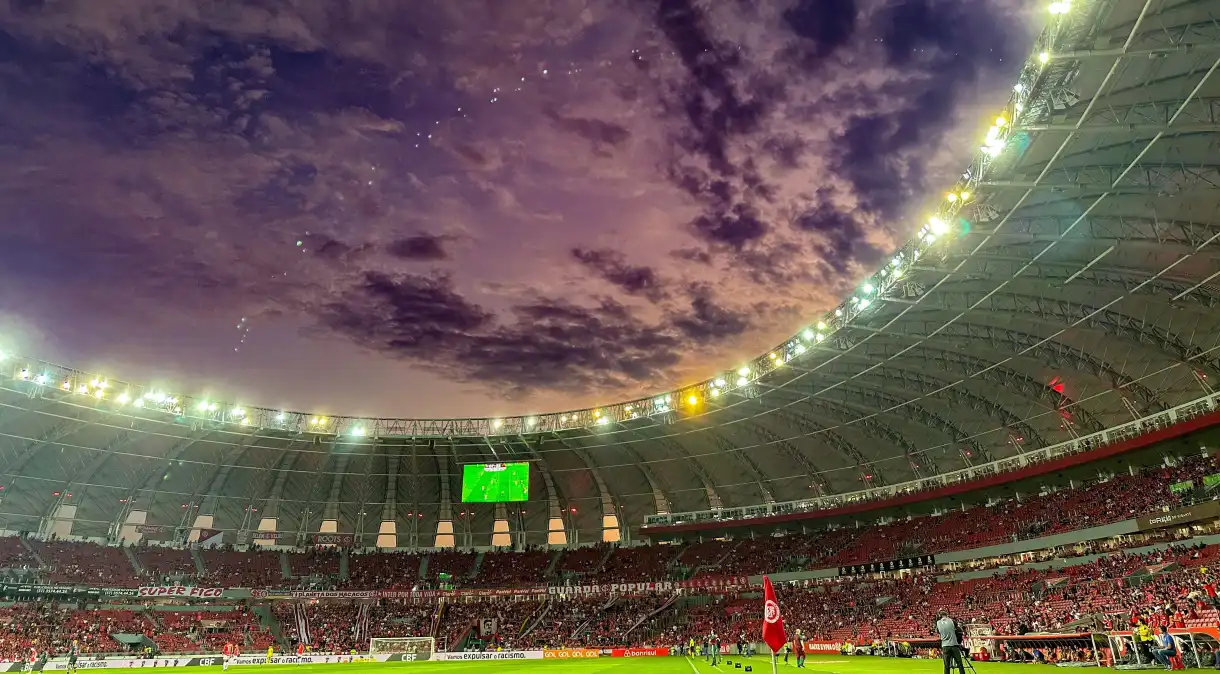 Torcida do Inter se revolta com eliminação na Sul-Americana e tenta invadir gramado